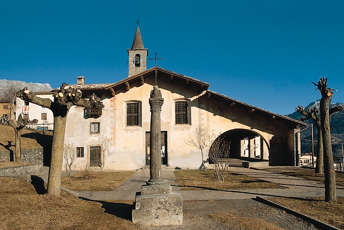 1220 1. Chiesa di Cornalita Ph . Tarcisio Bottani - La Voce delle Valli