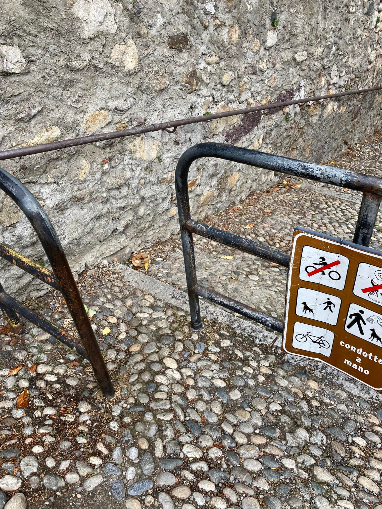 cartello ciclisti ponte che balla - La Voce delle Valli