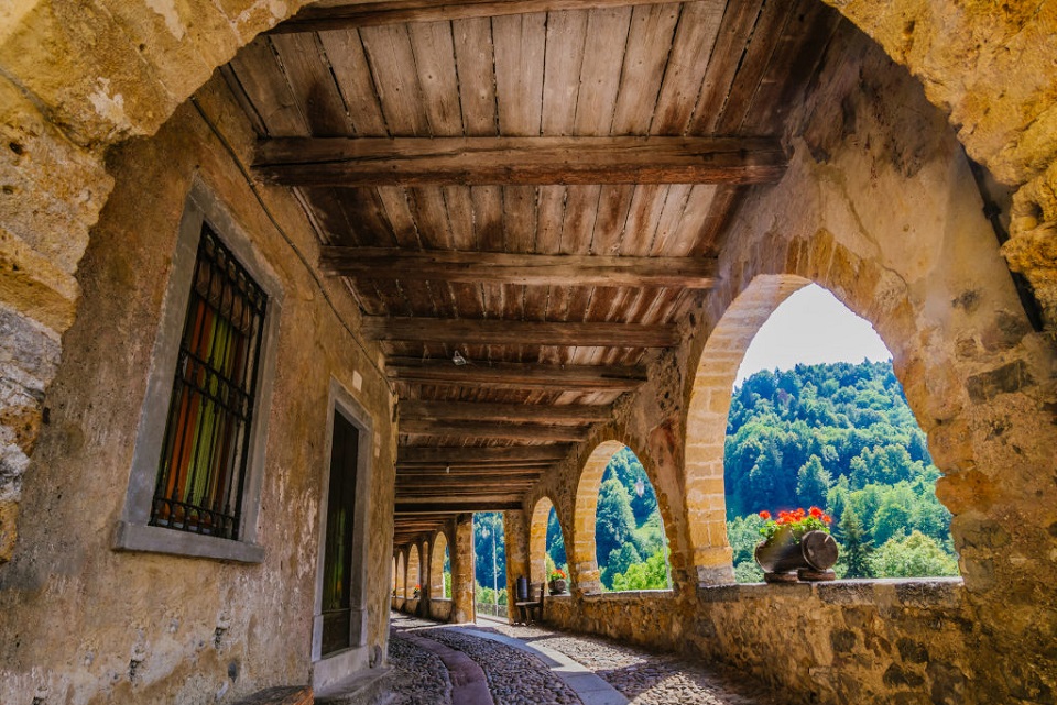 01. Via porticata di Averara Arte in cammino Altobrembo - La Voce delle Valli