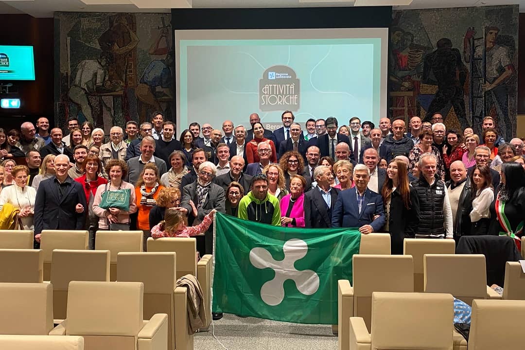 premiati foto di gruppo con bandiera - La Voce delle Valli