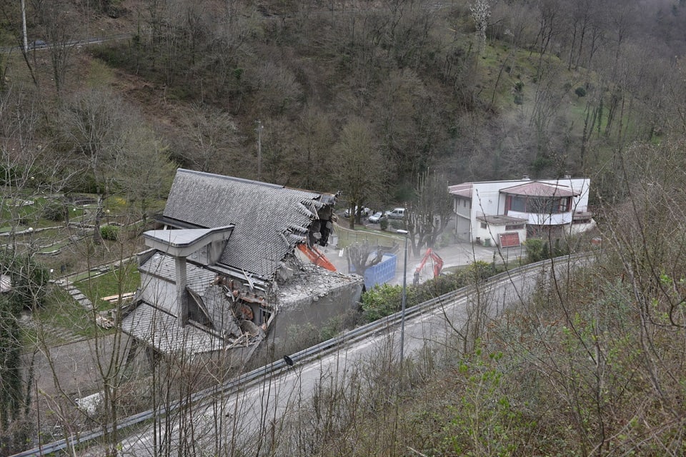 demolizione terme - La Voce delle Valli