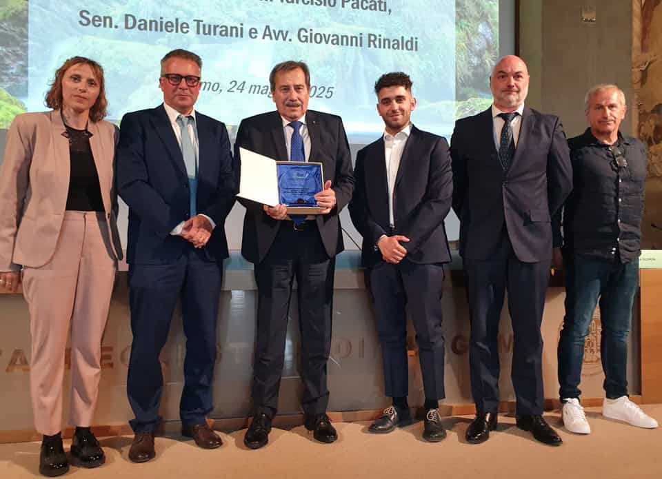BERGAMO Cerimonia di consegna borse di studio 24 in S.Agostino targa ricordo a Carlo Personeni da parte del Consiglio Direttivo BIM 66 - La Voce delle Valli