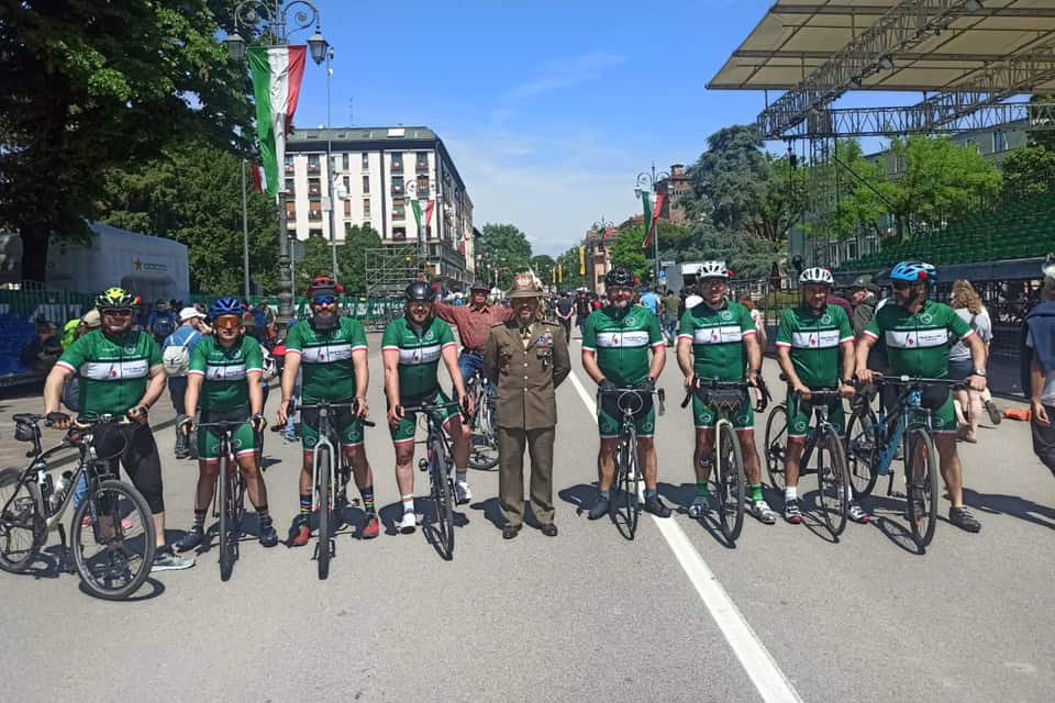 alpini bicicletta 1 - La Voce delle Valli