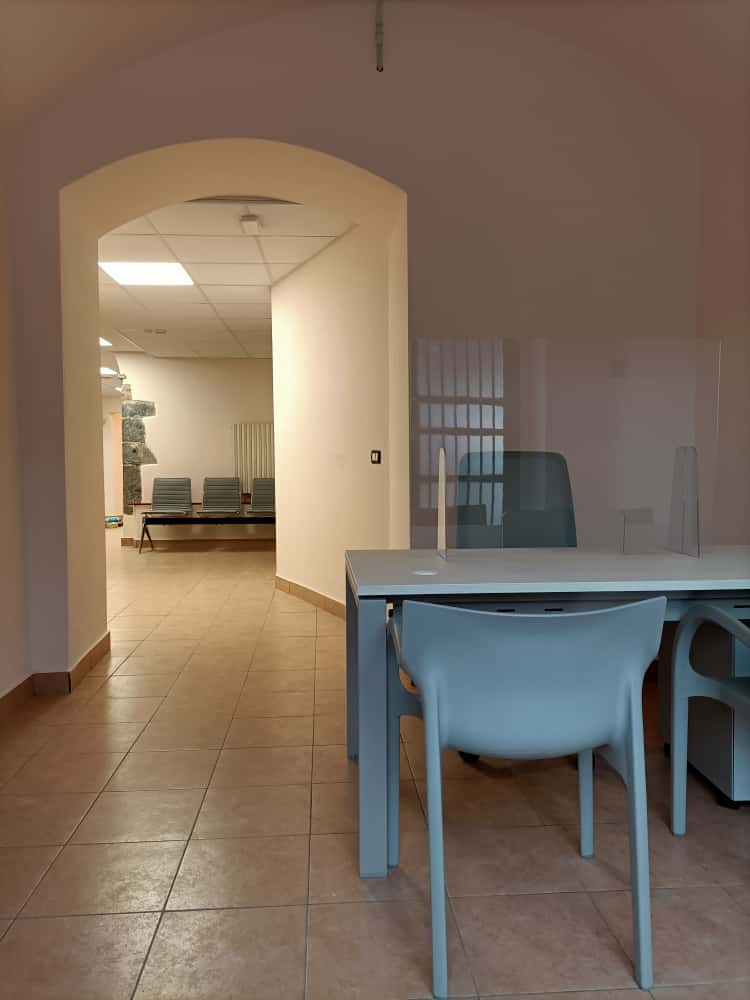 Zogno CdC ambiente interno con la sala di attesa degli ambulatori in secondo piano - La Voce delle Valli