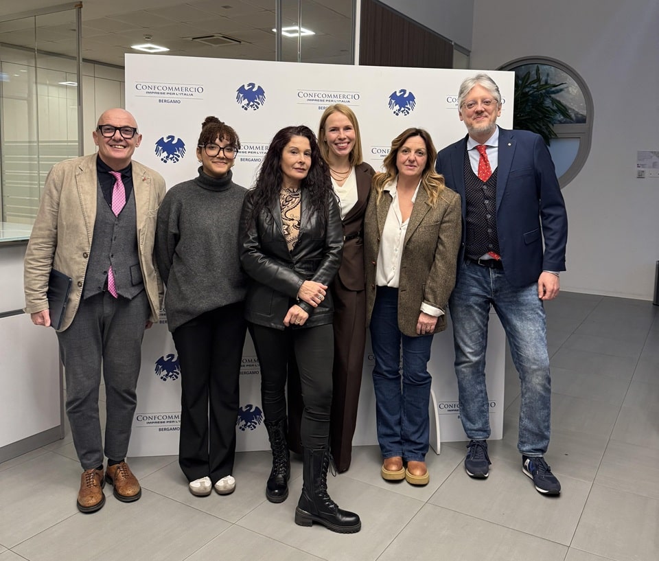 Il gruppo con il direttore Oscar Fusini Sofia Pelizzari Claudia Biagiotti Ilze Allena Greta Bonetti Alessandro Capozzi - La Voce delle Valli