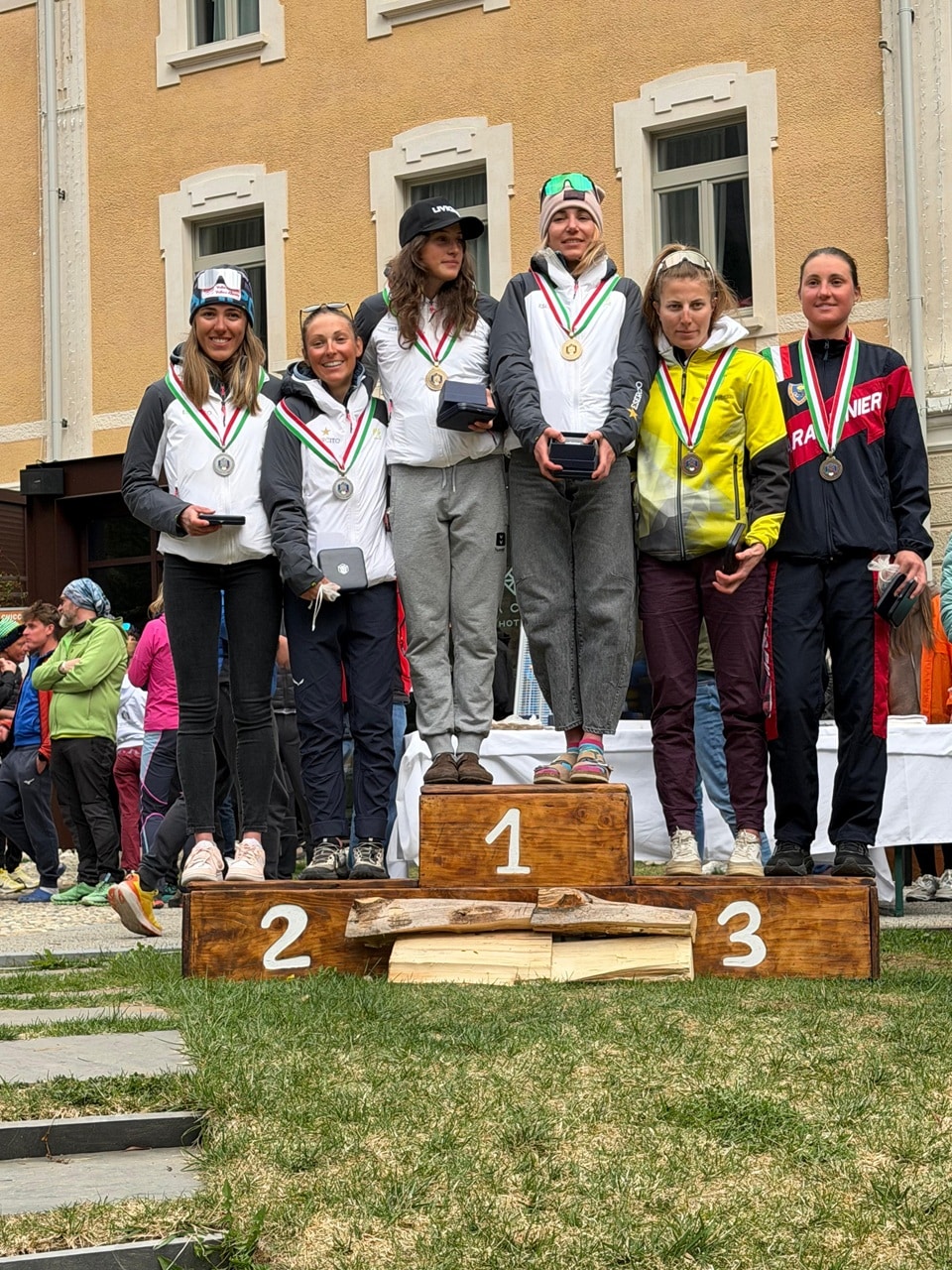 podio femminile - La Voce delle Valli