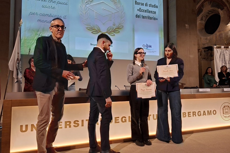 BERGAMO Consorzio BIM premia le eccellenze del territorio laureati magistrali con 110 e lode da sx Direttore Omar Regazzoni presidente Massimo Scandella - La Voce delle Valli