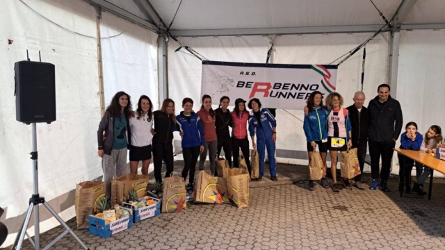 La premiazione delle prime dieci atlete con il sindaco di Berbenno, Claudio Salvi, e il vice sindaco di Sant'Omobono Demis Todeschini 265571447 - La Voce delle Valli