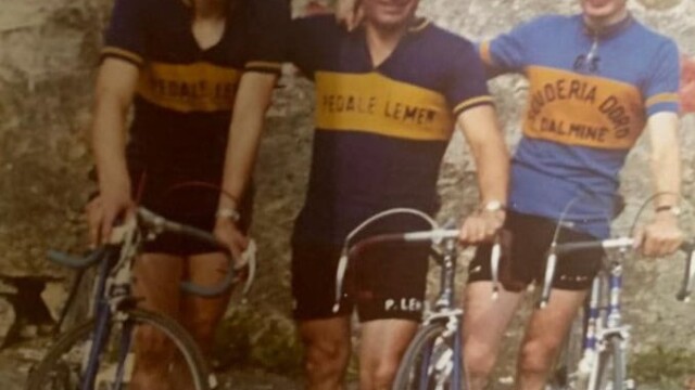Ennio a sx con la maglia della prima società di Almenno San Salvatore. Al centro e a dx i Fratelli Raimondo e Luigi che lo avviarono al ciclismo. 3207057465 - La Voce delle Valli